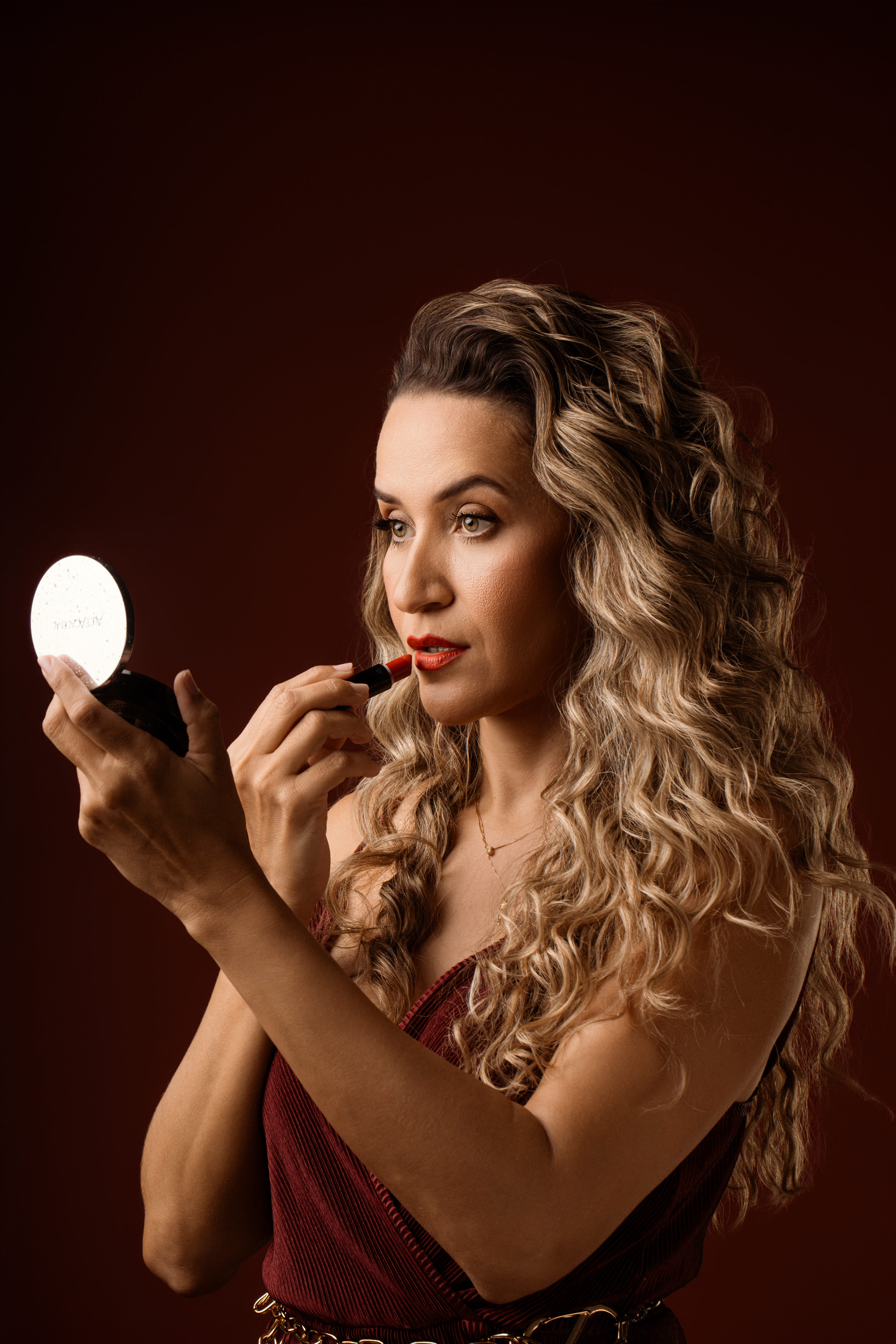 Mulher segura e maquiada